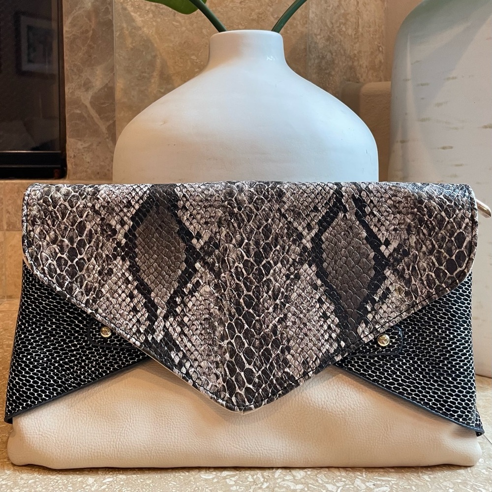 Women’s Chic Hand Purse in Black and White